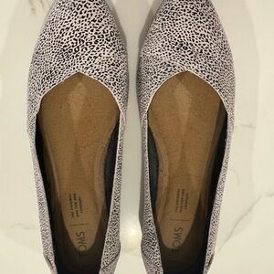 Toms Women's Black and White Patterned Loafers
